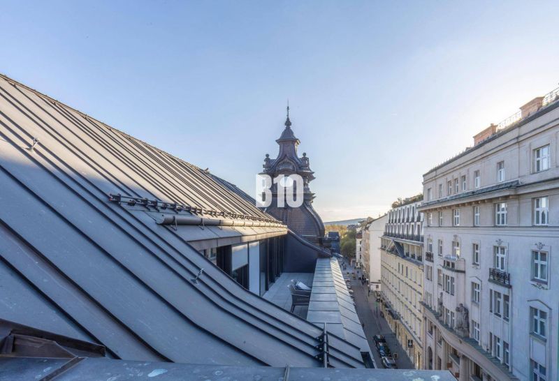 Pohled na střechy a architekturu v ulici Gorkého v Bratislavě, Starém Městě.