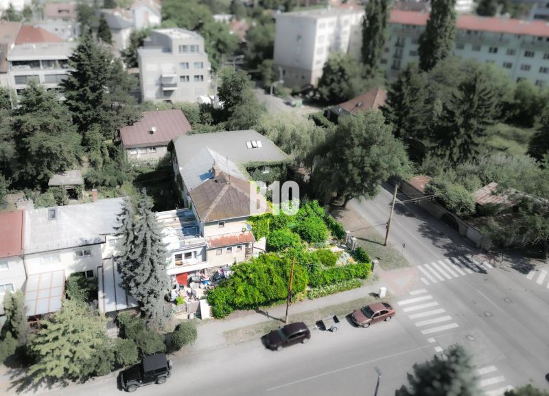 Rodinný dům v Bratislavě - Starém Městě obklopený zelení, s přilehlou zahradou.