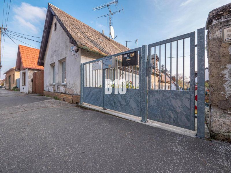 Rodinný dům s bránou na ulici Jadranská v části Bratislava IV, pozemky - bydlení.