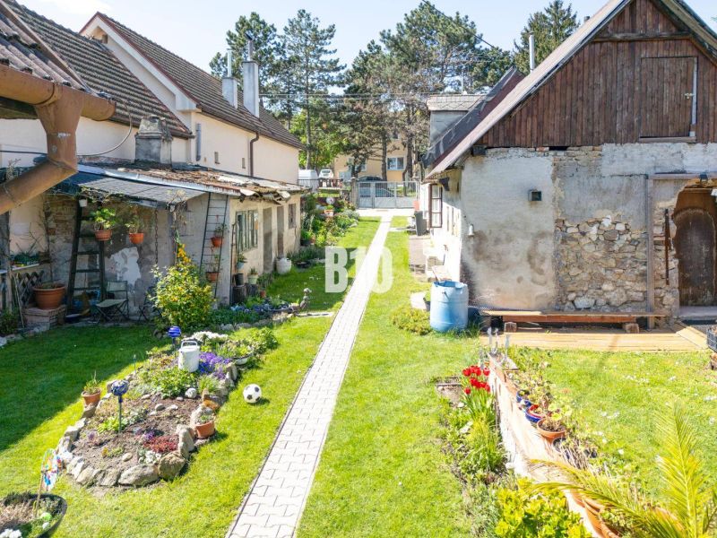 Zahrada s květinovou výsadbou v oblasti Pozemky - bydlení na Jadranské ulici, Bratislava IV.