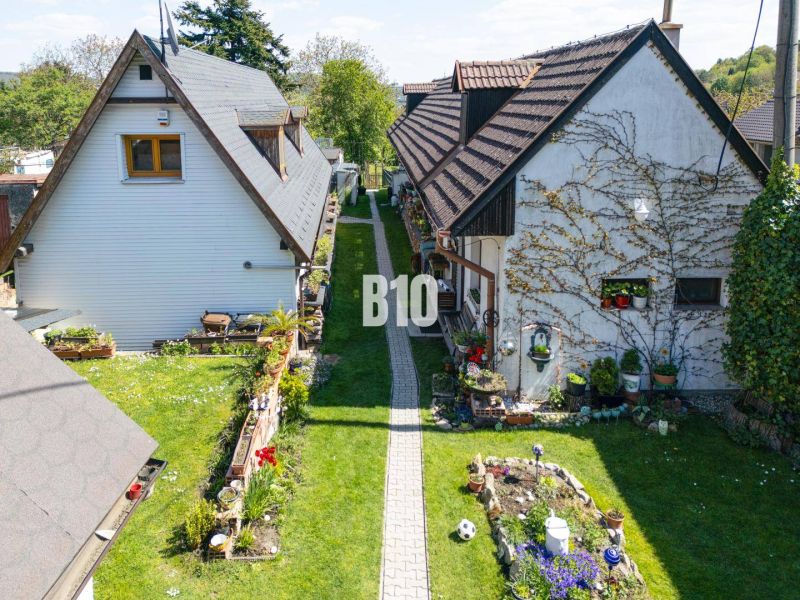 Dvě zahradní chaty a udržovaný trávník na Jadranské ulici v Bratislavě IV, pozemky - bydlení.