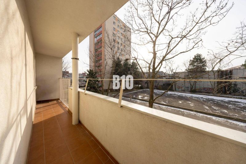Balkon 3-pokojového bytu na Račianské ulici v Bratislavě III s výhledem na okolí.