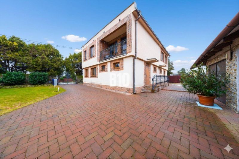 Rodinný dům ve Štvrtku na Ostrově s prostorným dvorem a zahradou, cihlový design.