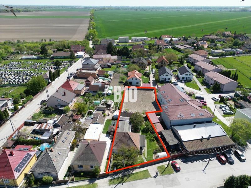 Letecký pohled na rodinné domy v Kalinkově, s pozemkem vyznačeným červenou čárou.
