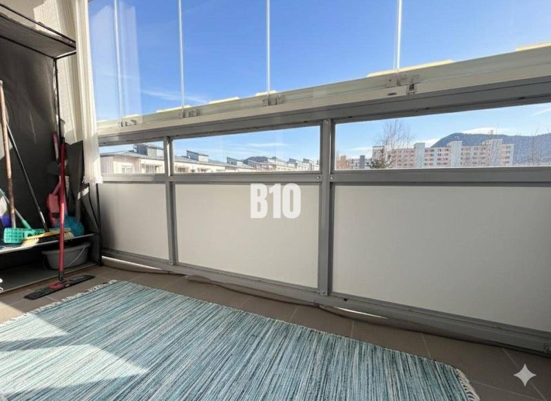 Balkon 3pokojového bytu v Ružomberku s výhledem na město a hory.