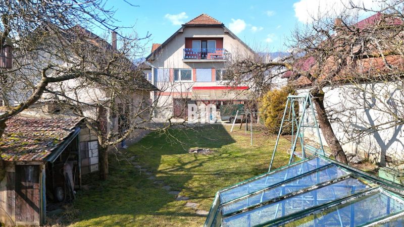 Rodinný dům v Turanech s prostornou zahradou, skleníkem a houpačkou.