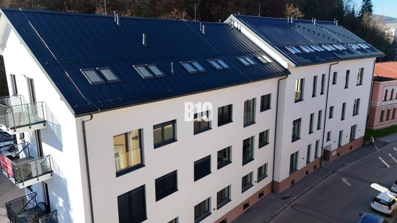 Bytový dům v Dolním Kubíně s moderními okny a balkóny, ideální pro 2-pokojový byt.