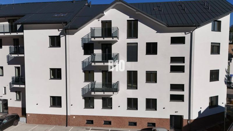 Bytový dům v Dolním Kubíně s parkovacími místy a balkony.