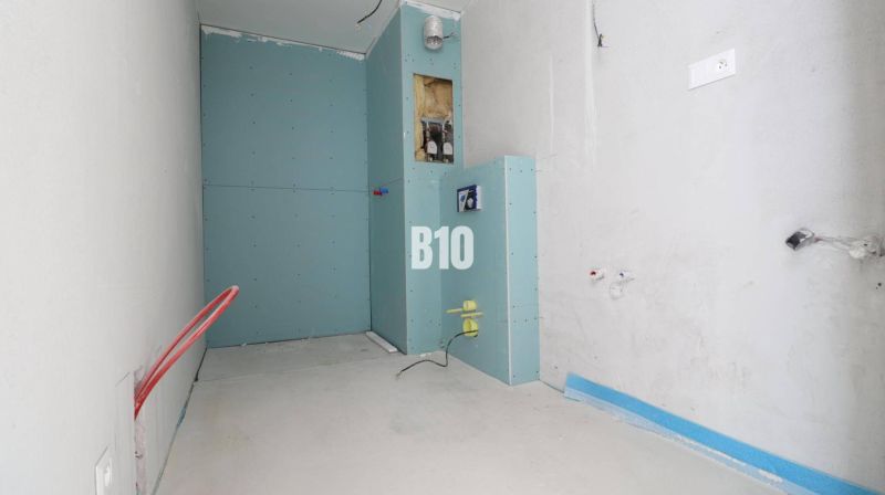 Interiér 3-pokojového bytu s nedokončenou koupelnou s instalacemi a sádrokartonem.