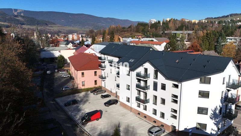 Pohled na novostavbu a okolí na Matúškově ulici v Dolním Kubíně, 3-pokojové byty k dispozici.