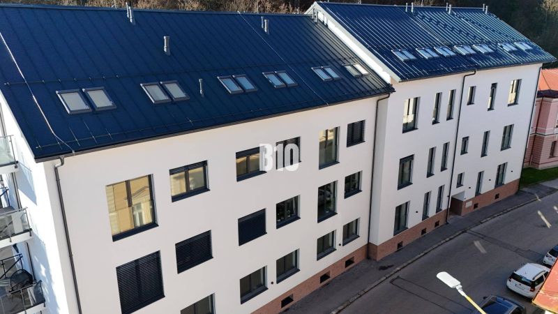 Exteriér třípodlažní budovy na Matúškově ulici v Dolním Kubíně.