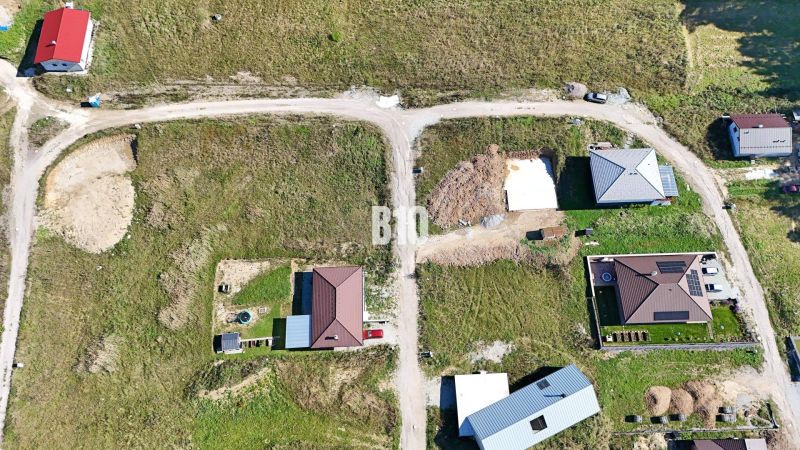 Letecký pohled na pozemky - bydlení v Necpalech s viditelnými novostavbami domů.