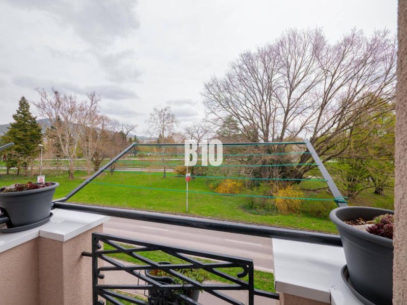 Balkon 3pokojového bytu v Nitře s výhledem na zeleň a stromořadí.