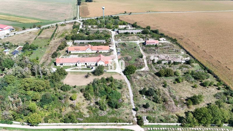 Areál s budovami a přírodou obklopený zemědělskými a lesními pozemky v Levicích.