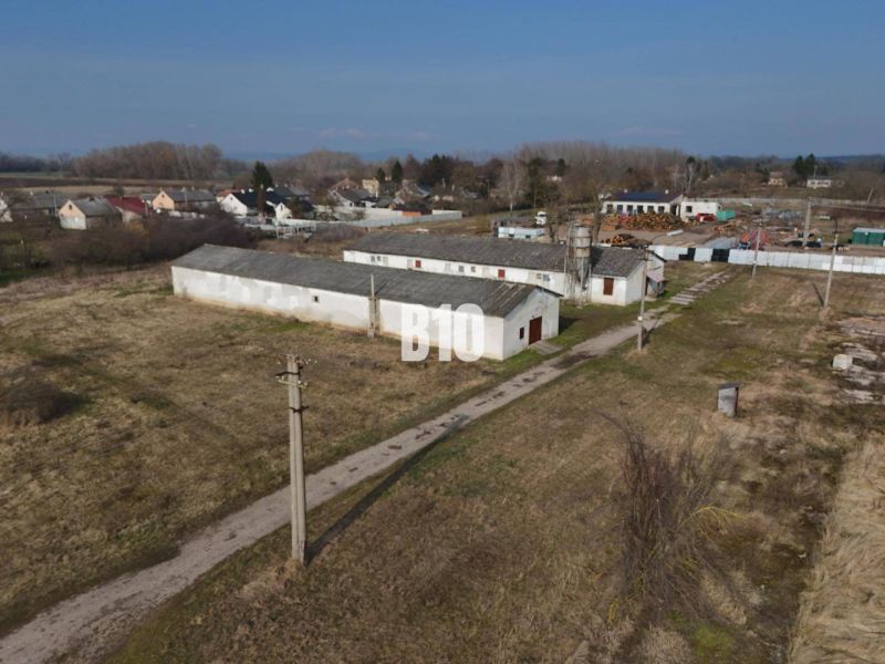 Výrobní prostory ve městě Turá, obklopené zalesněnou a venkovskou krajinou.