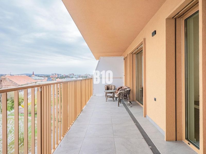 Balkon 3-pokojového bytu v Nitře s výhledem na město a venkovním posezením.