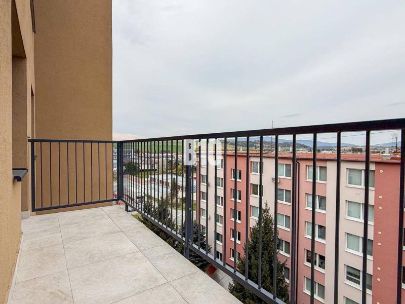 Balkon 2-pokojového bytu v Bánovcích nad Bebravou s výhledem na okolní budovy.