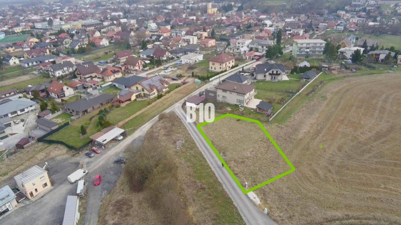 Pozemek na prodej, vhodný k bydlení, v obci Rosina, zobrazený z ptačí perspektivy.