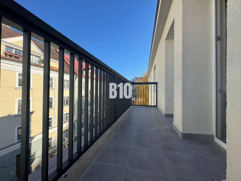 Balkon s výhledem na budovy v Žilině, vhodný pro 2pokojový byt.