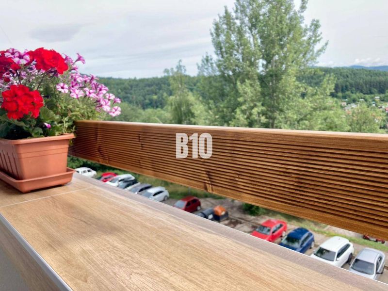 Balkon s květinami a výhledem ze 3-pokojového bytu v Žilině.