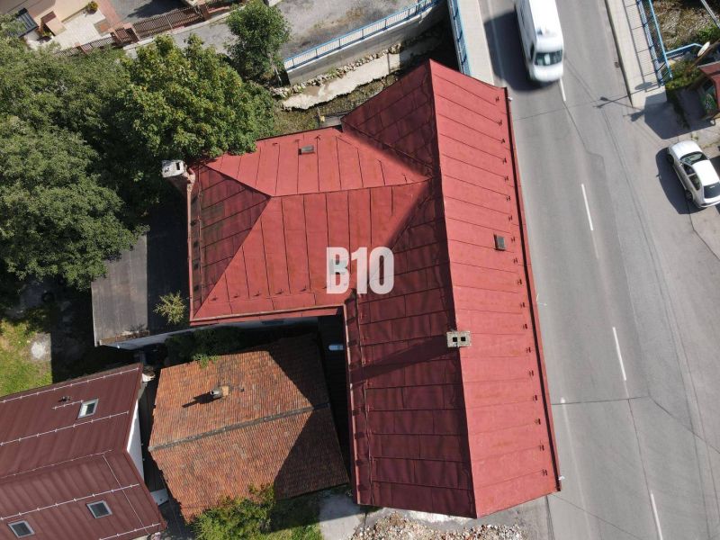 Střecha budovy v Belej a cesta s auty z ptačí perspektivy.