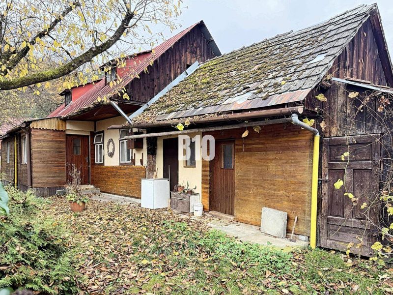 Rodinný dům v Kotešové s tradiční architekturou a podzimním listím na dvoře.