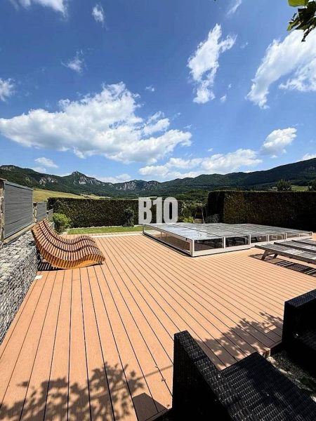 Vila v Súľov-Hradná s terasou, panoramatický výhled na okolní přírodu a hory.