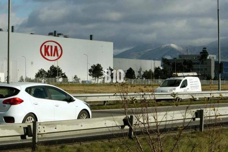 Závod KIA Motors na Slovensku, auta na dálnici, pozemky komerční v pozadí.