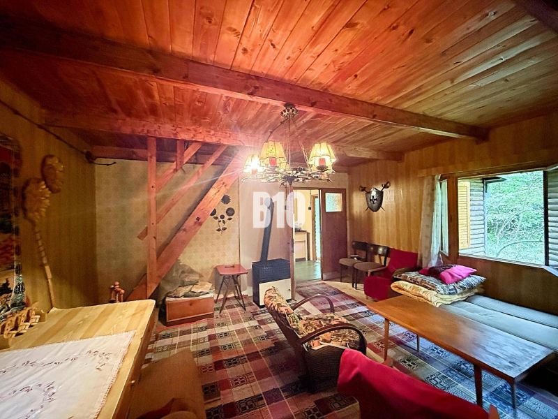 Interiér chaty s dřevěným dekorem, útulné posezení, teplá atmosféra.