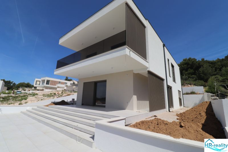 Vila v Žaboriči s prostornou terasou a minimalistickým designem.