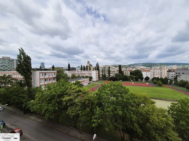 Pohled na školu a sportovní hřiště na Jelačičově ulici v Bratislavě - Ružinově.