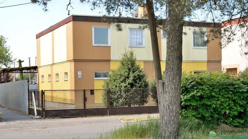 Rodinný dům na Nábřeží J. M. Hurbana v Michalovcích, obklopený zelení s plotem.