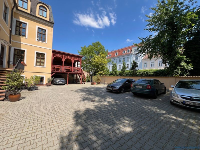 Parkoviště u kanceláří na Grösslingově ulici v Bratislavě - Starém Městě s auty.