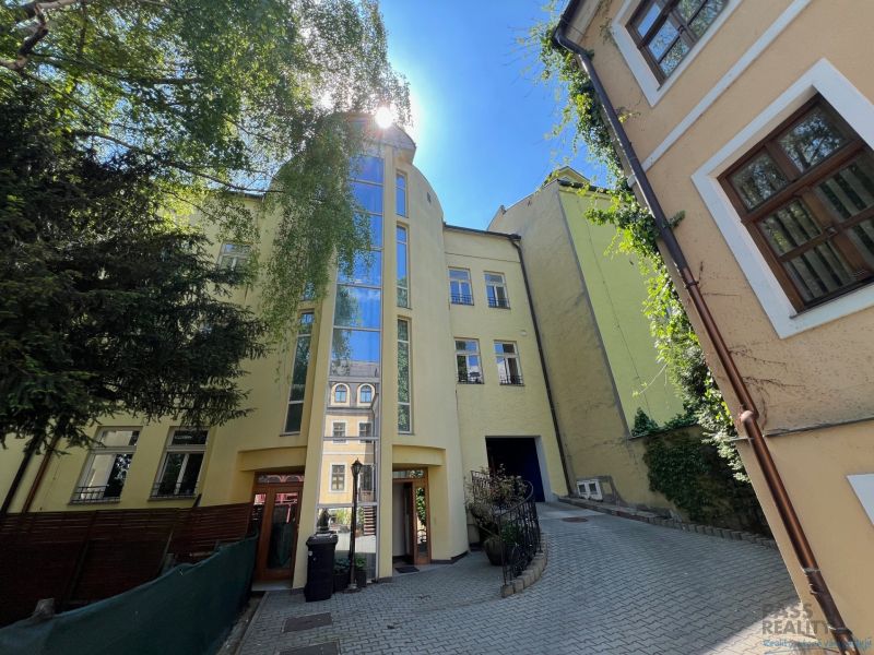Budova se skleněnou fasádou v úzké uličce, Grösslingova, Bratislava - Staré Město. Kanceláře.