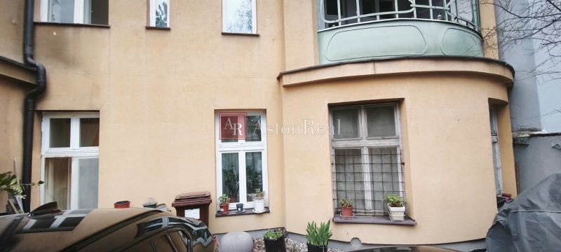 Fasáda historické budovy v dvoupokojovém bytě na Leškově ulici, Bratislava - Historické jádro.