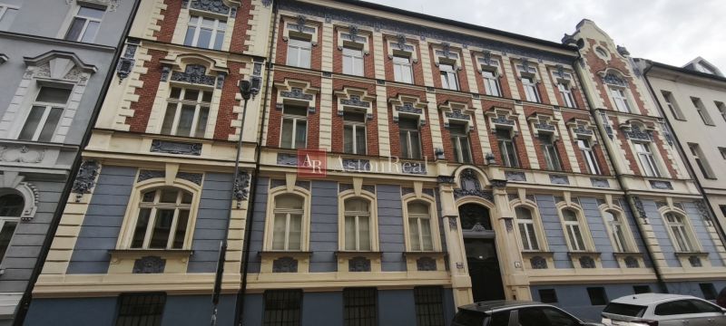 Historická budova na ulici Leškova v Bratislavě s bohatými architektonickými detaily.