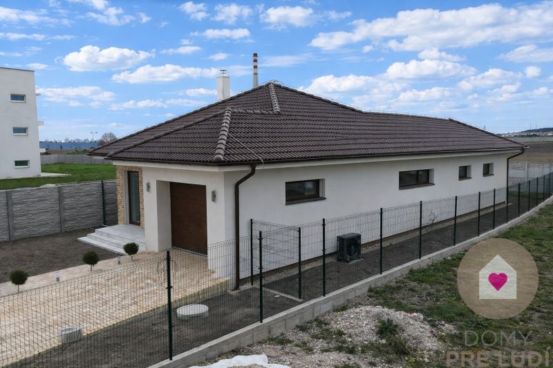 Predaj 4izbovej modernej novostaby RD s tep. čerpadlom garážou a veľkým pozemkom v Dunajskej Strede