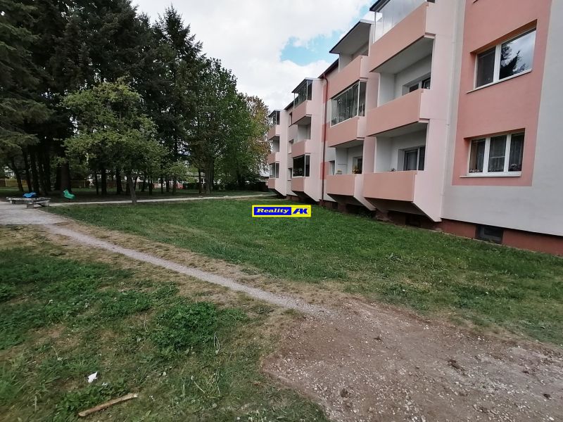Bytový dům na Záborského ulici v Martině obklopený zelení a chodníky.