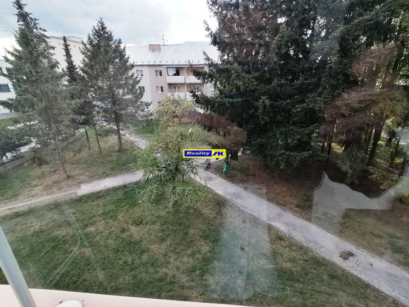 Výhled na zeleň a panelák z 1-pokojového bytu na Záborského ulici v Martině.