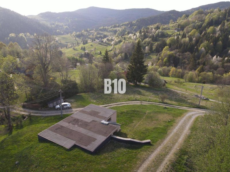 Chata v Zázrivej obklopená malebnou přírodou a horskou panorámou.