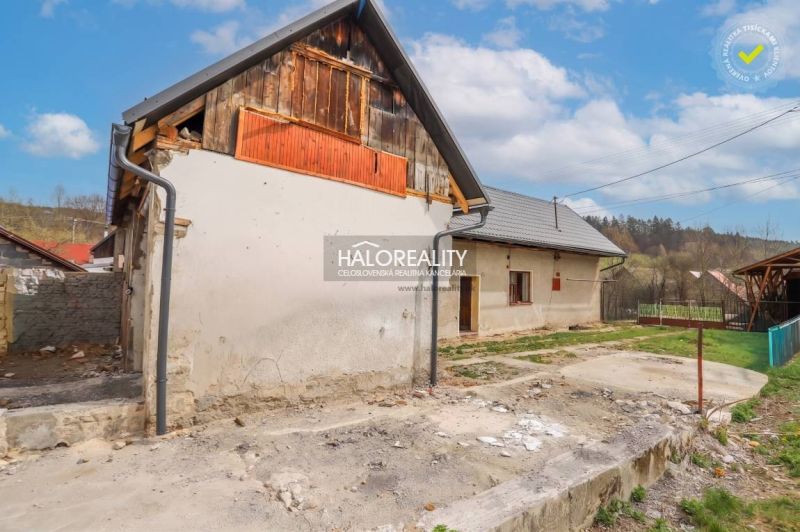 Rodinný dům v Stupném, který vyžaduje rekonstrukci, s nádvořím a venkovským okolím.