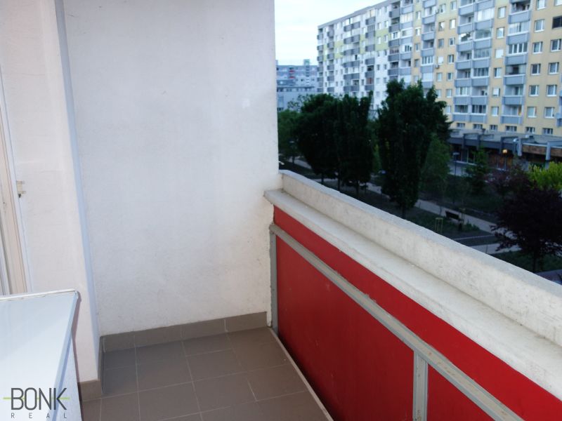 Balkon 2-pokojového bytu na Rajecké ulici v Bratislavě - Vrakuni s výhledem.