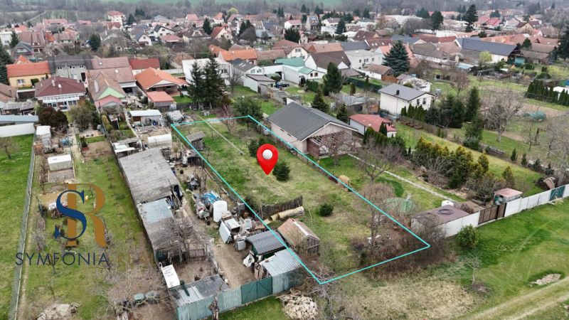 Letecký pohled na zahrady v Budmericích na Kaštelské ulici s vyznačeným pozemkem.