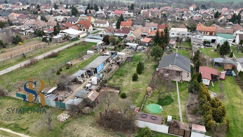 Letecký pohled na zahrady v Budmericích na Kaštelské ulici.