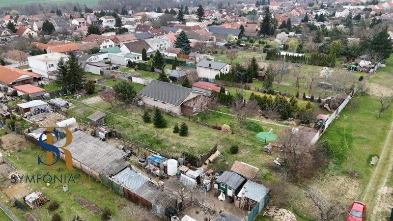 Letecký pohled na zahrady na Kaštanové ulici v Budmericích s rodinnými domy.