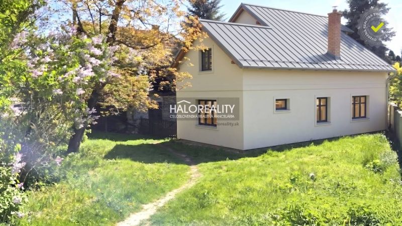 Rodinný dům v Poltáři se zahradou, obklopený zelení a květinami.