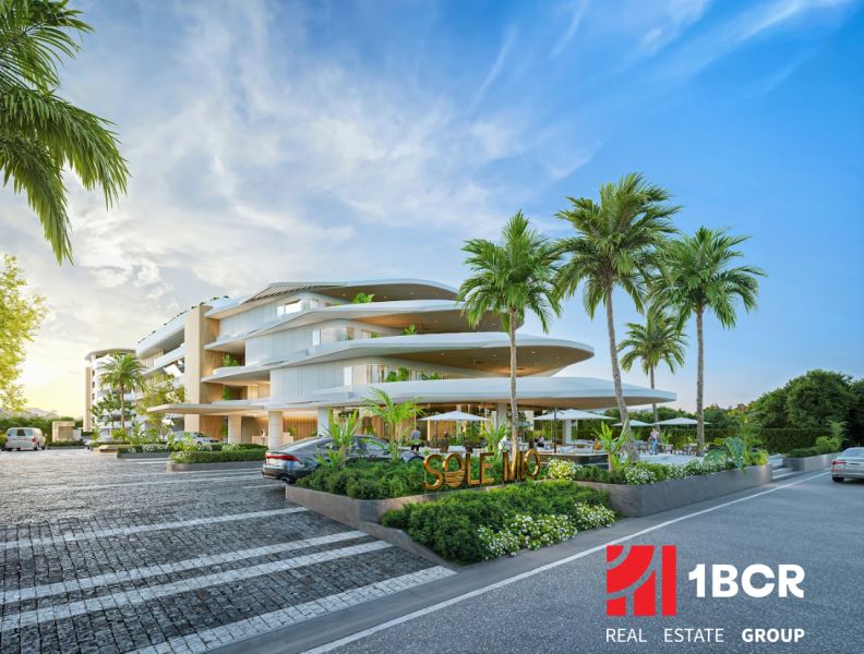 Výstavba bytů v Phuketu s moderní architekturou, obklopená palmami a parkovací plochou.