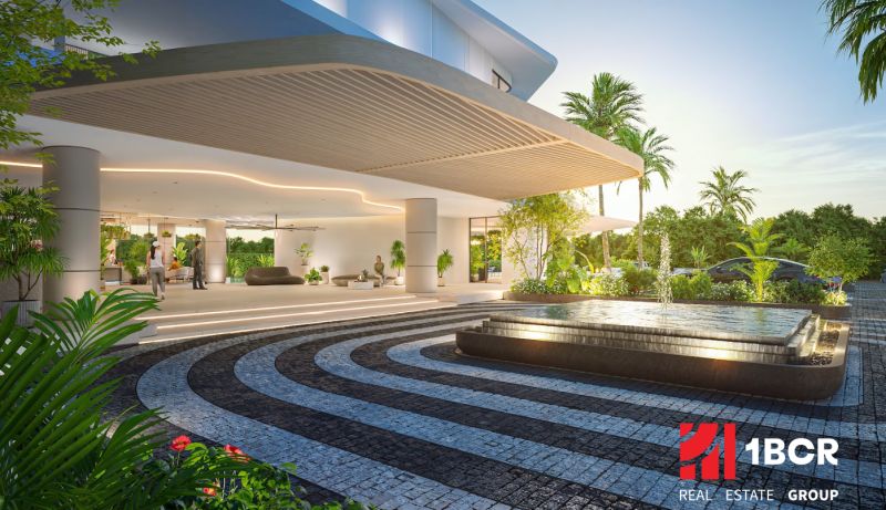 Architektonický vstup se zahradou a fontánou. Výstavba bytů v Phuketu nabízí luxusní prostředí.
