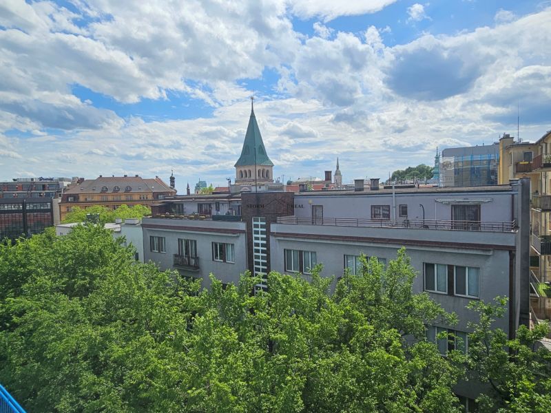 Pohled na historickou architekturu a zeleň z Poštovní ulice v Bratislavě - Starém Městě.
