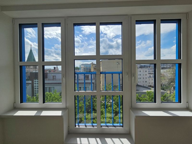 Pohled z 1-pokojového bytu na panoramu Bratislavy přes velká okna.